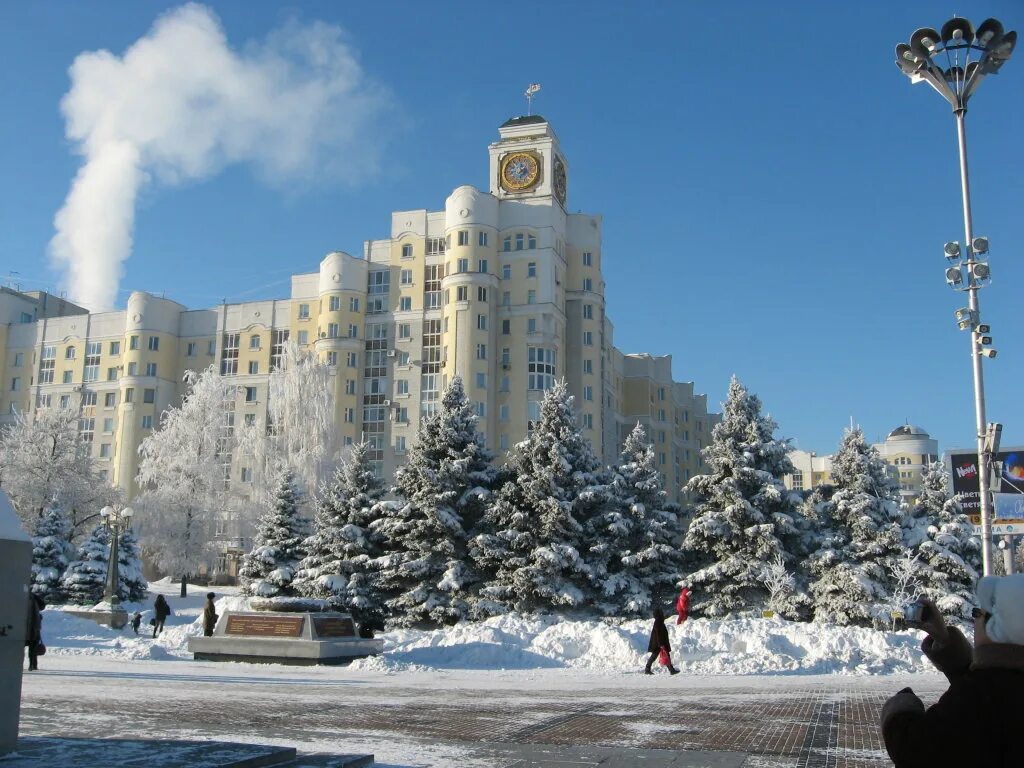 Ооо города брянска. Площадь Партизан Брянск. Брянск фото города. Брянск дом с часами зима. Брянск фото города 2016.