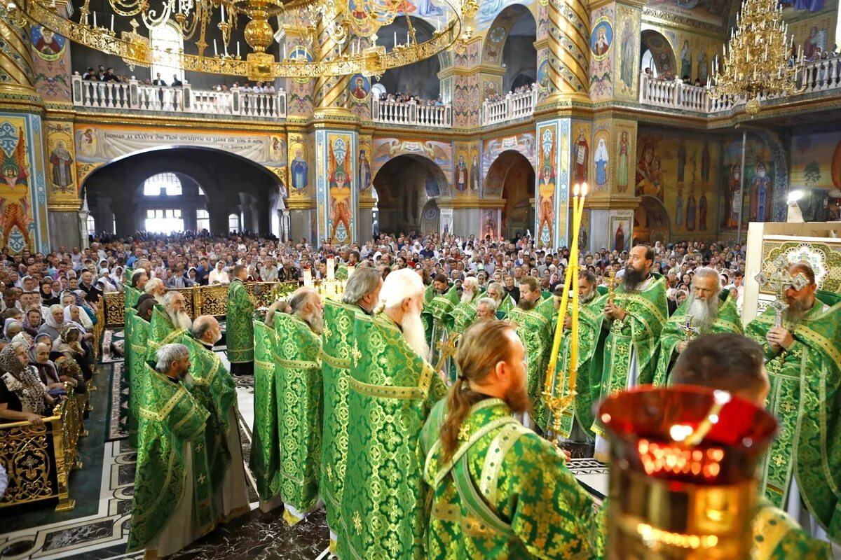 Почаевская лавра хор. Почаевская Лавра служба. Почаевская Лавра пение служба. Клирики Почаев Лавры.