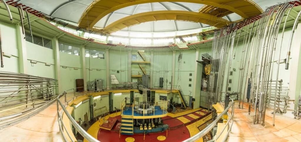 аэс димитровград реактор. ядерный реактор токамак. первая в мире атомная электростанция в обнинске 1954. петлевой исследовательский реактор мир. итэр международный термоядерный экспериментальный реактор.