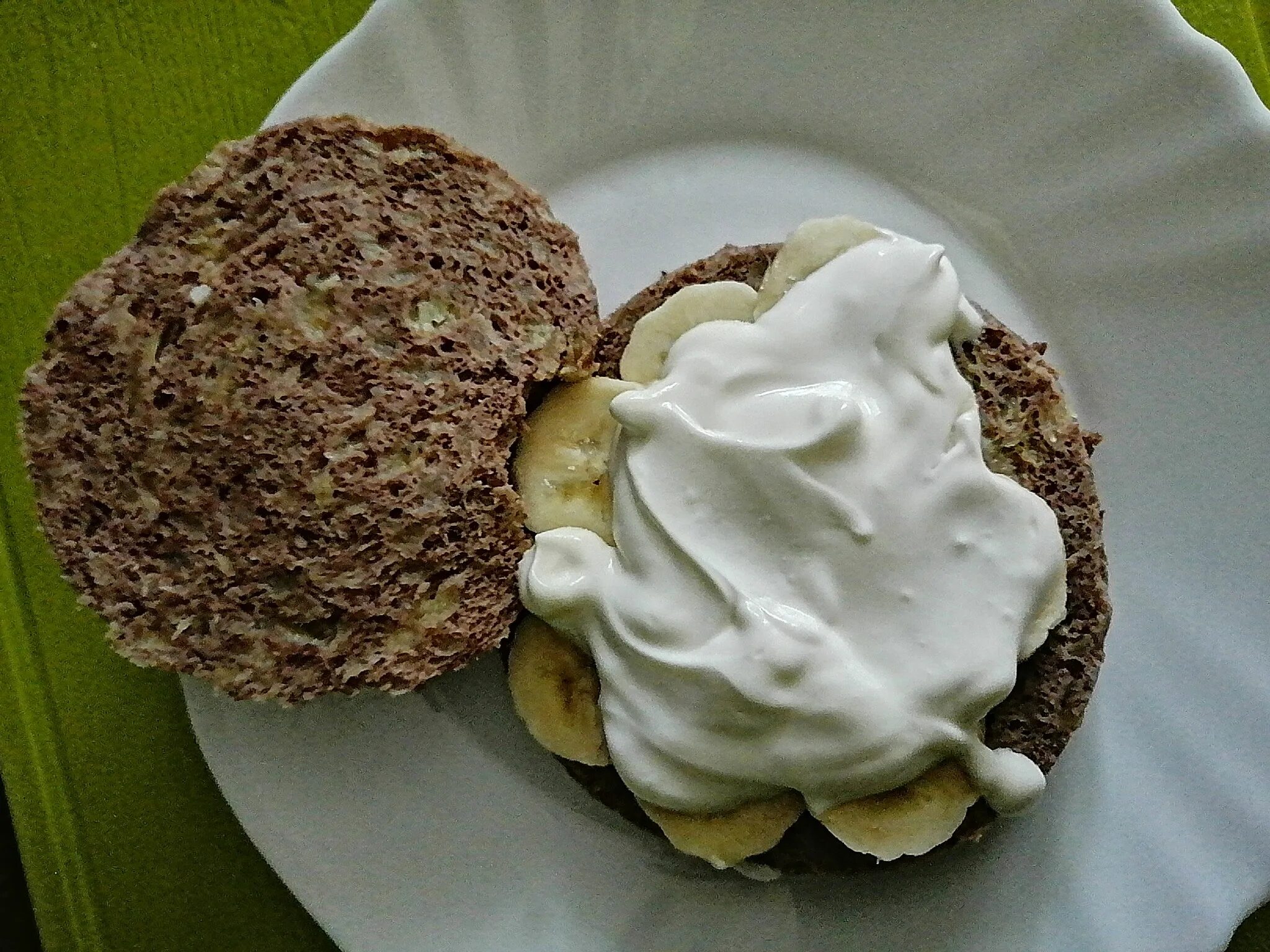 Рецепт кекс какао и банана. Банановый кекс в микроволновке. ПП десерт в микроволновке с бананом. Банановый кекс в кружке. Маффины с бананом в микроволновке.