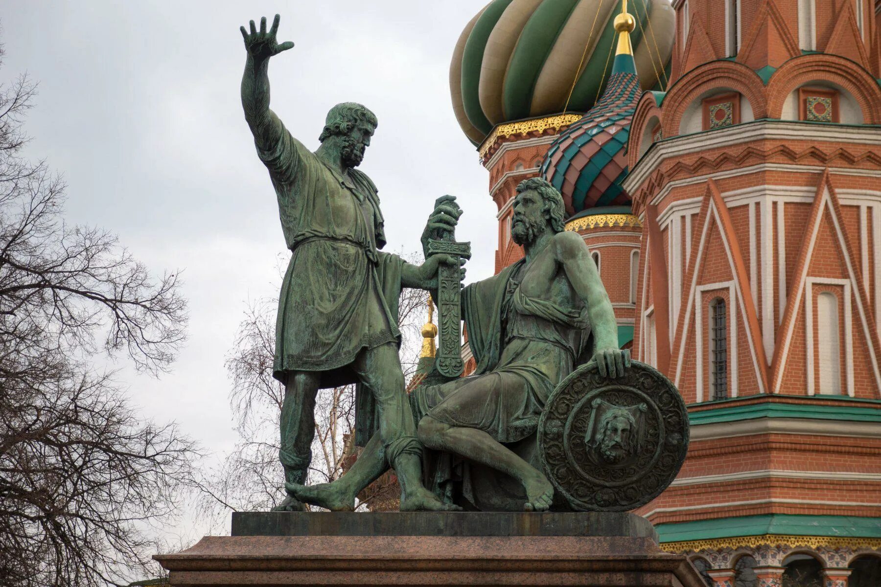 На какой площади установлен памятник. Минин и пожарский памятник в москве. памятник минину и пожарскому на красной площади. памятник кузьме минину и дмитрию пожарскому в москве. и.п. мартос. памятнику минину и пожарскому в москве. 1804-1818..