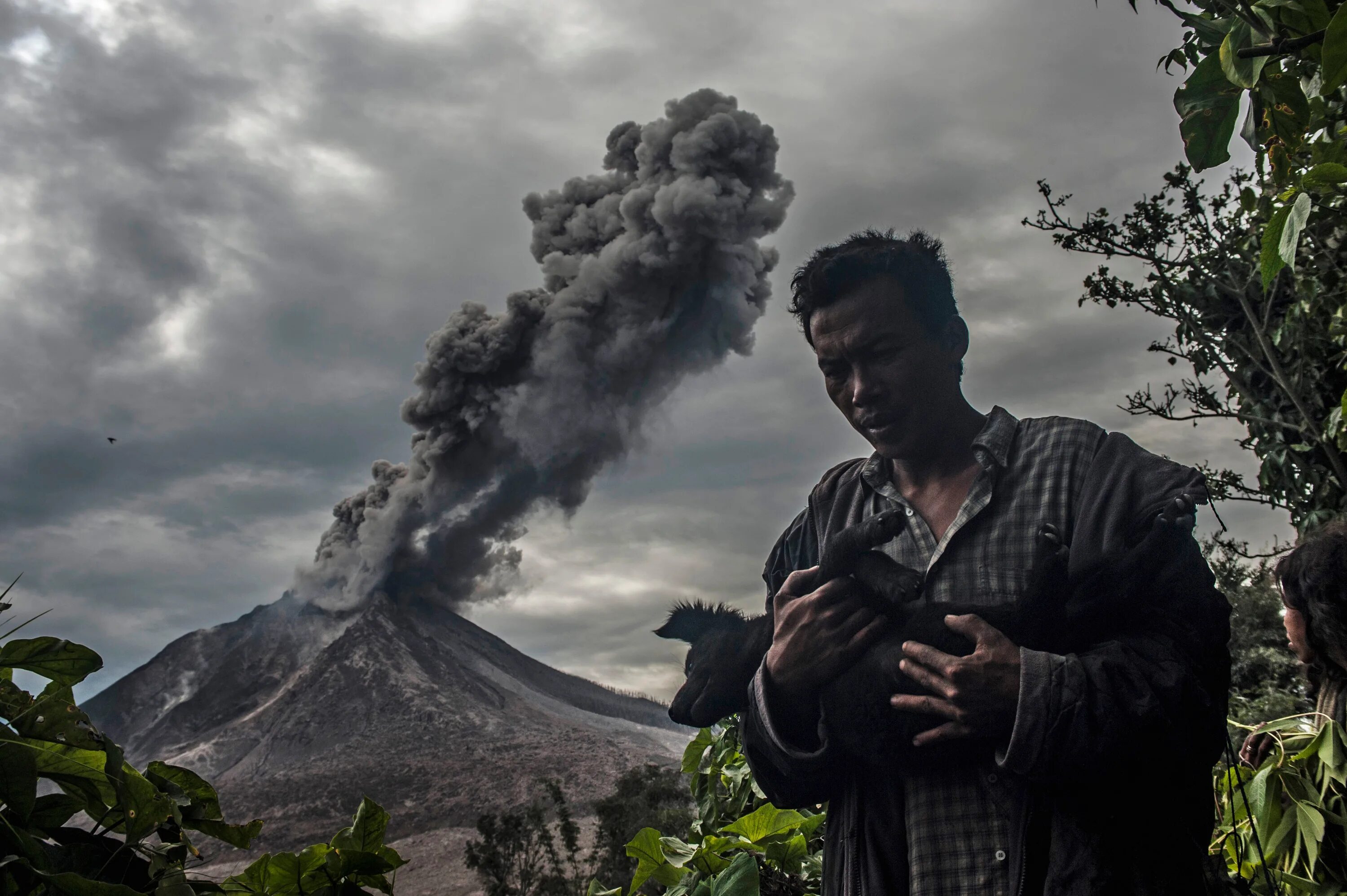 Последствия вулкана. Синабунг вулкан извержение 2032. Последствия извержения вулканов. Пепел вулкана. Вулкан и человек.