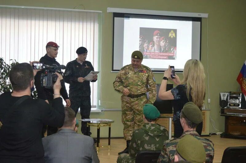 Встреча вв. Встреча ветеранов внутренних войск. вв на встрече. встреча с ветеранами боевых действий в школе.