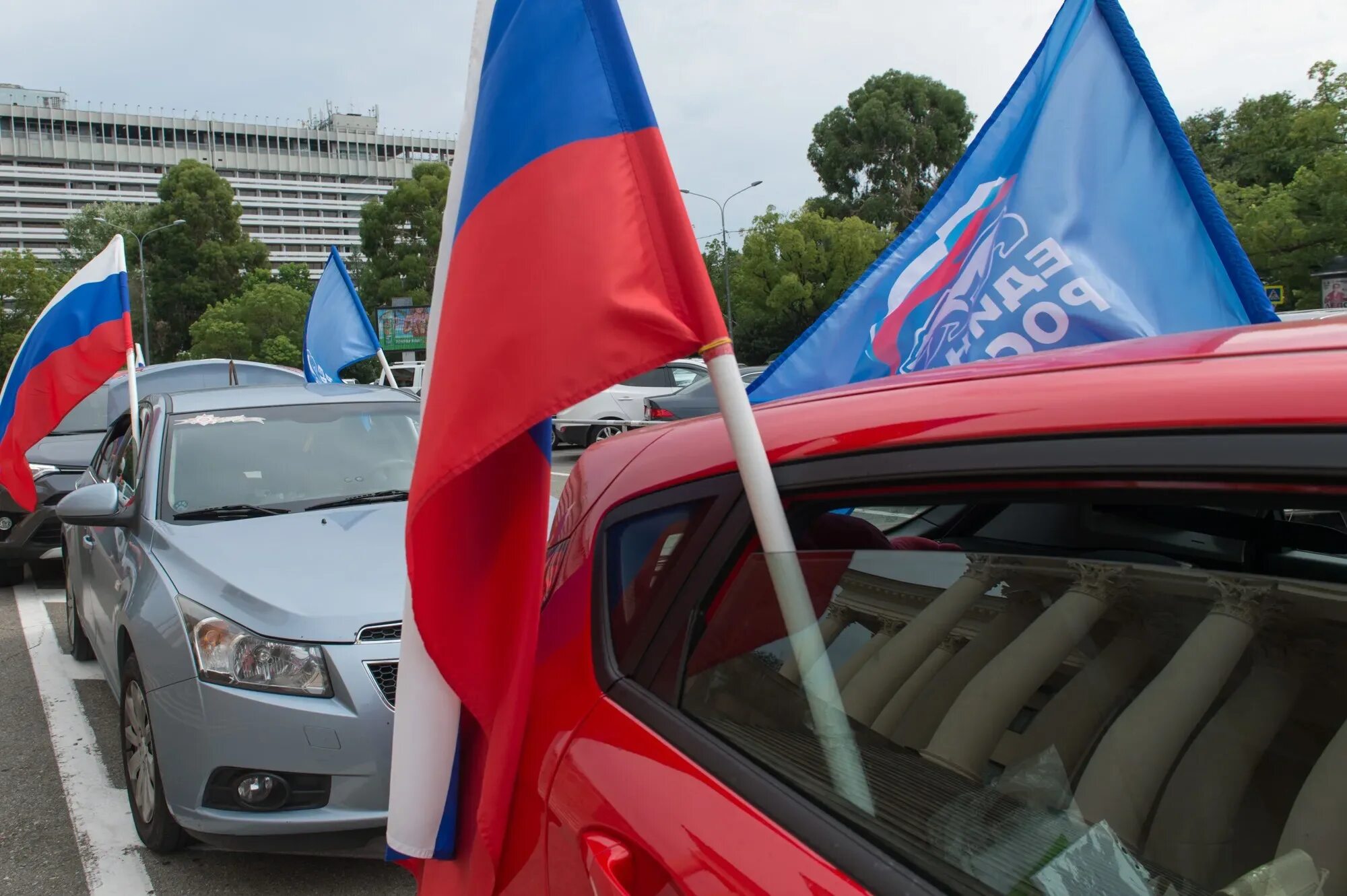 Флаг на машине. Автопробег Россия. Крепление флага на автомобиль. Флажки в машину. Автомобильный флаг россии