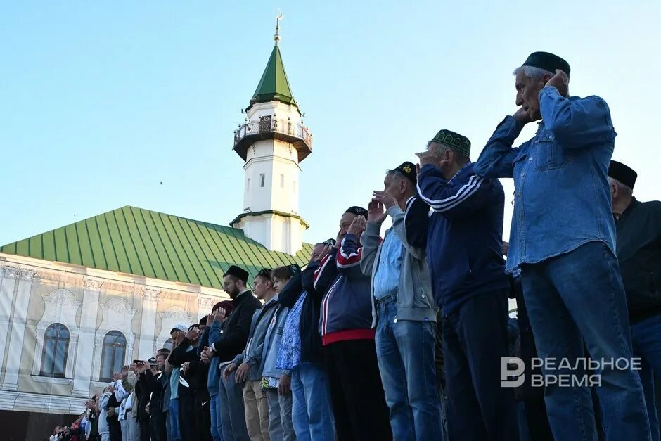 Курбан байрам в апреле. Мечеть Татарстан Курбан байрам. Курбан байрам мечеть в Казани. Курбан байрам намаз Казань. Мечеть Марджани.