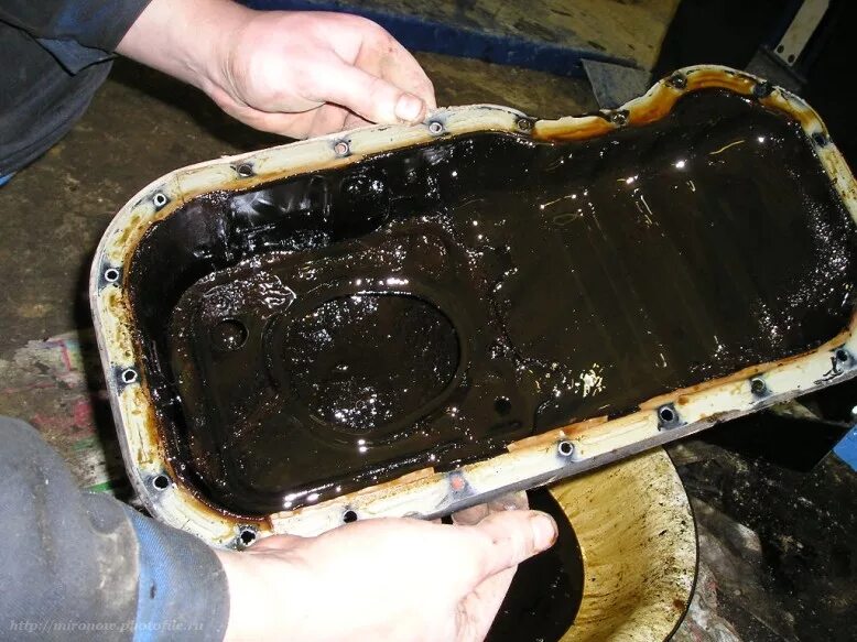 Поддон масляный l200 95-05. Эмульсия в поддоне ваз 2114. Масляный поддон в масле. Масляный поддон в масле. 5 поддон акпп.