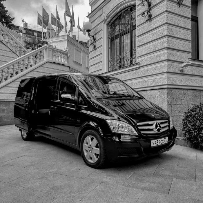 Трансфер 12. Mercedes-Benz Viano. Мерседес Бенц Виано. Микроавтобус Мерседес Виано. Минивэн Мерседес Бенц Виано.