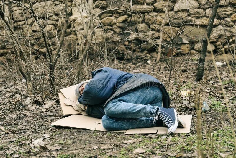 Человек валяется на земле. Мужчина лежит лицом вниз. Человек валяется на земле. Человек валяется на земле. Человек валяется на земле.