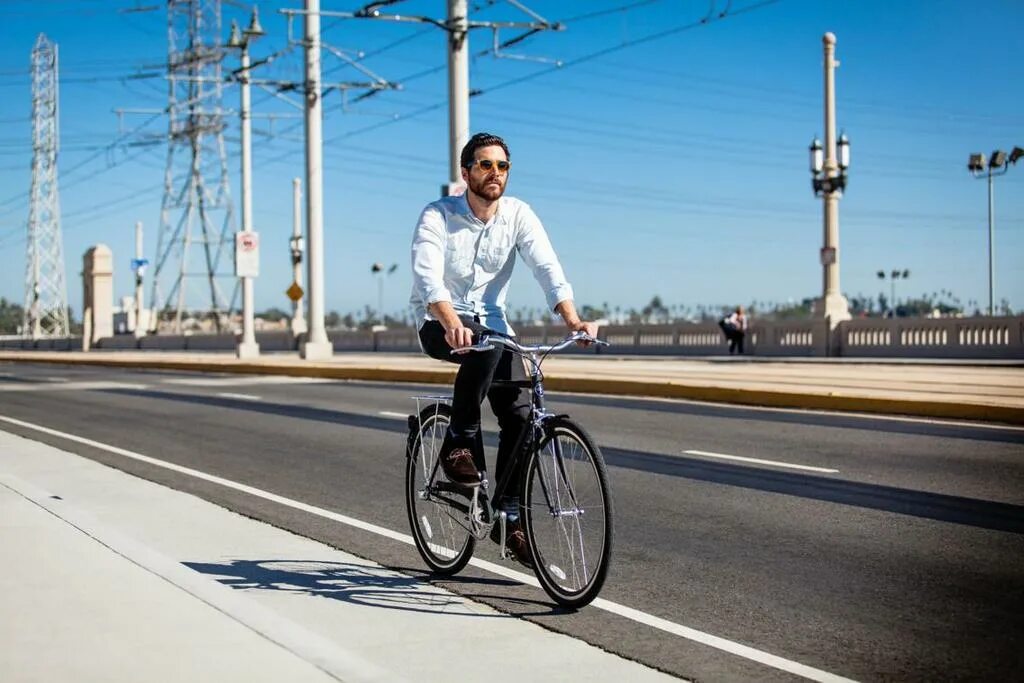 Ездить на работу на велосипеде. Pure Cycle велосипед City. Велосипедист в городе. Городской велосипед мужской. Мужчина на велосипеде.