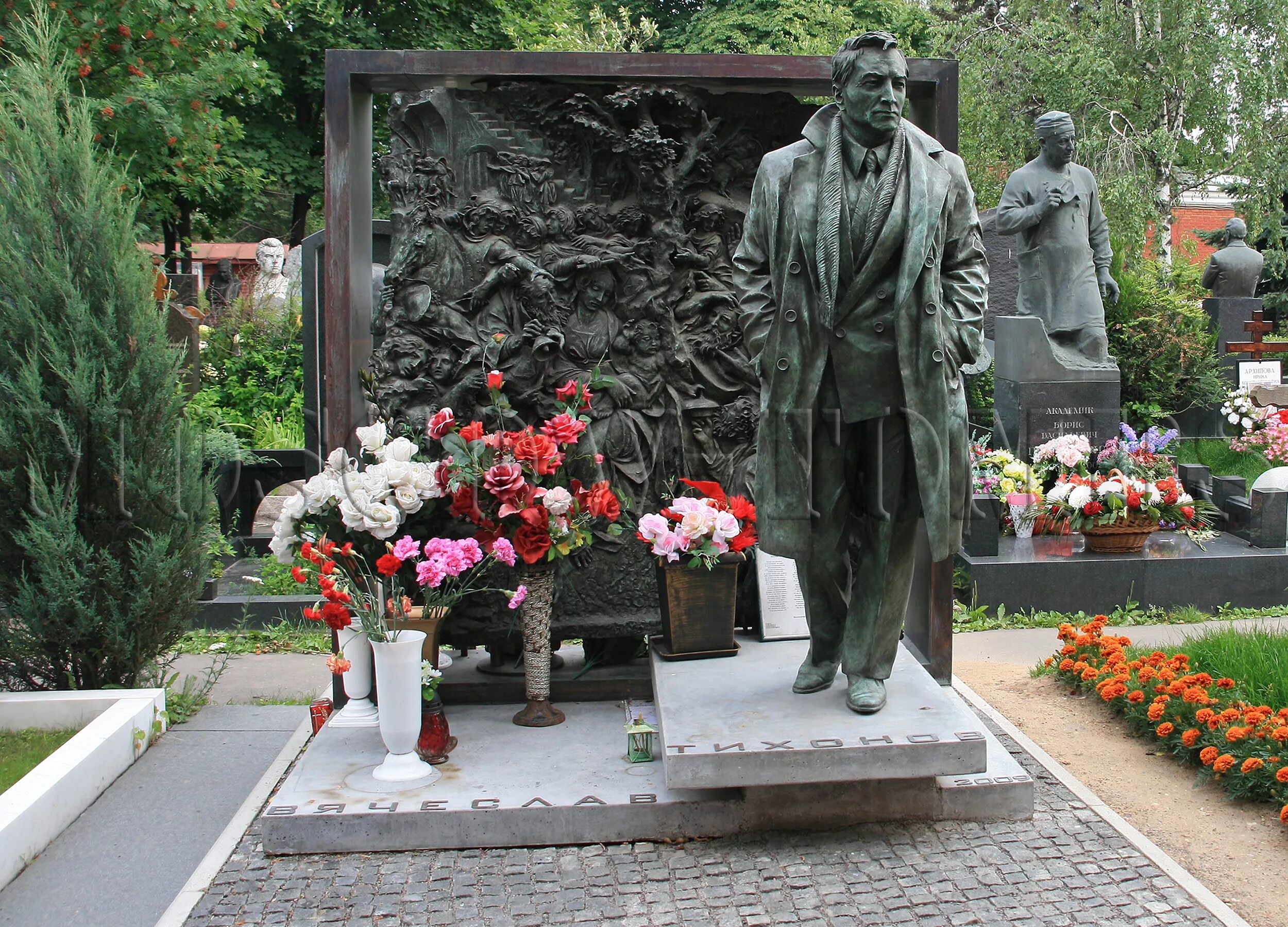 Тихонов похоронен. Памятник Вячеславу Тихонову на Новодевичьем кладбище. Памчтник Вясеславу Тихонову на Новодевичье.