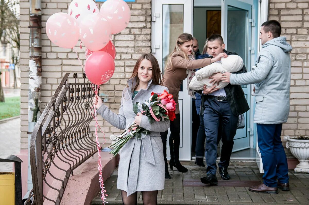 Дочь выписывает отца. Встреча ребенка с роддома. Встреча из роддома фотосессия. Выписка с роддома. Встреча мамы с роддома.