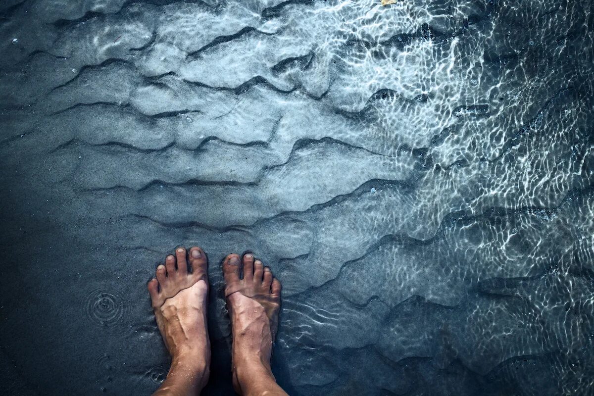 Дерево ногами в воде. Ноги в воде фото. Ноги в воде диджитал. Ноги вода фотомонтаж. Капли воды на ногах.
