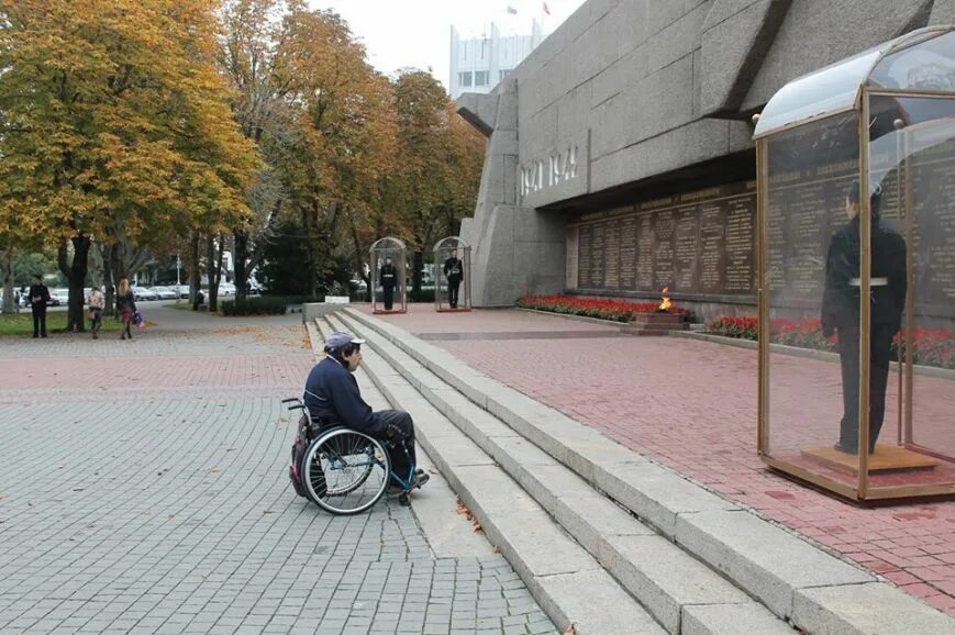 Общественный транспорт для инвалидов. Пандус для людей с ограниченными возможностями. Учреждения для инвалидов. Доступность города. Доступность для инвалидов.