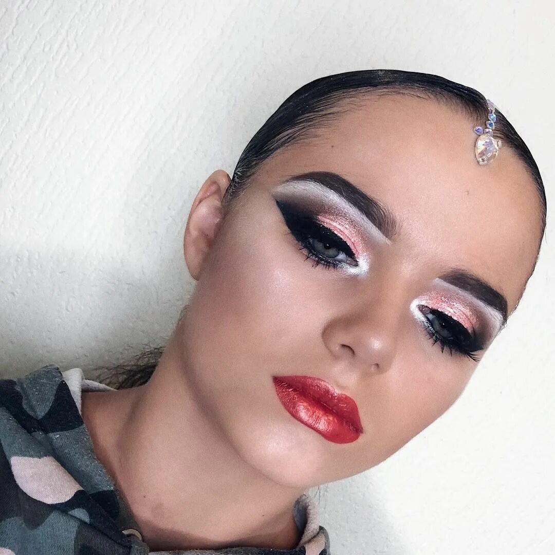 Как сделать сценический макияж Oxana Motyshen Визажист Москва on Instagram: "Макияж для талантливой @maria_goro