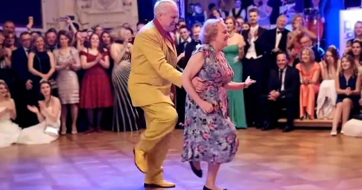 Где деды танцуют. Танцы для пожилых. Танцы Стариков. Пенсионеры танцуют. Танцующие старики.