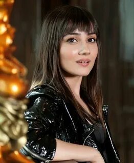 Қисық жалаңаш әйелдің жеке суреті