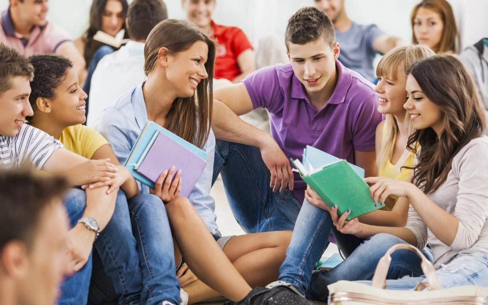 Student community. Современная молодежь. Студенты в вузе. Счастливые студенты. Радостные студенты.