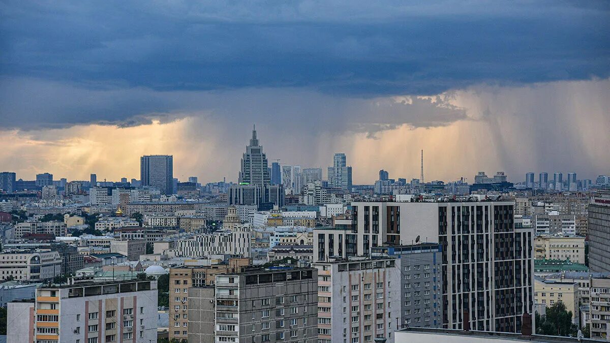 Ветер в москве деревья. Город Москва ливень в Москве. Ветер в Москве. Москва пасмурно. Сильный ветер в Москве.