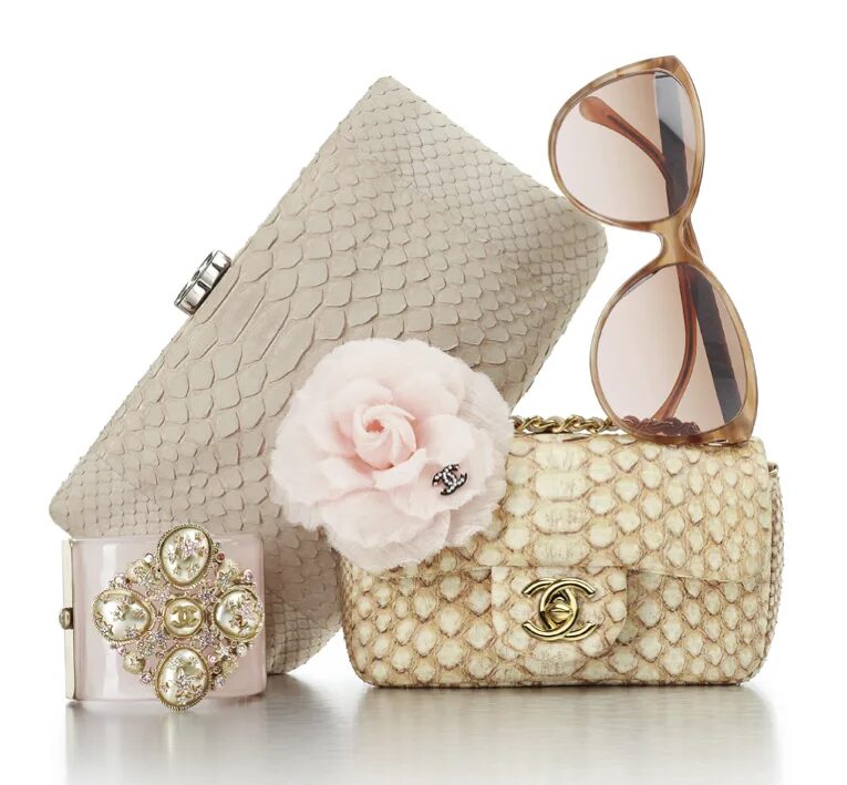 Также аксессуары. Chanel Bags 2012. Chanel 2012 коллекция сумок. Романтический стиль аксессуары. Сумки в романтическом стиле.