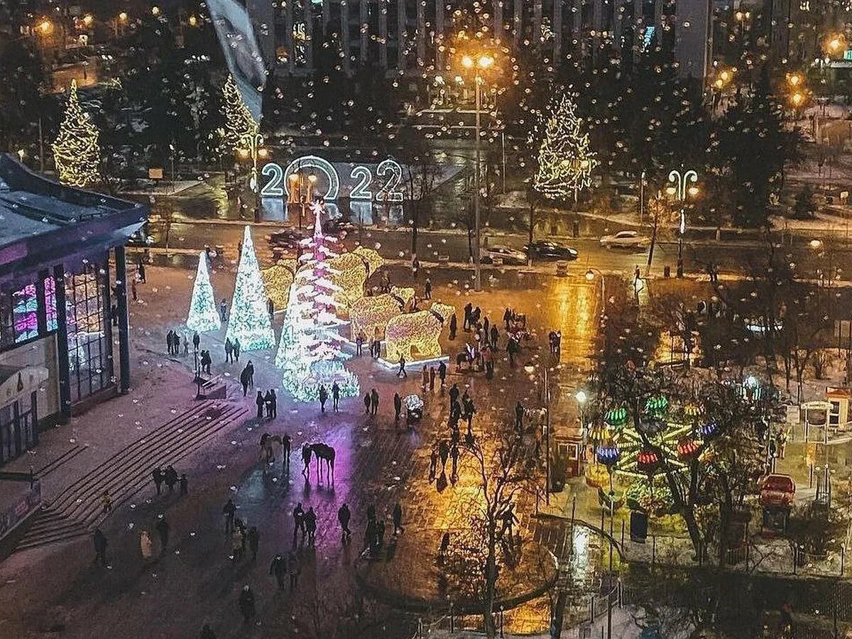 Тюменский драматический театр зимой 2021. Центральная елка в тюмени. Тюмень центр площадь зима. Новый год в тюмени. Никольская площадь тюмень.