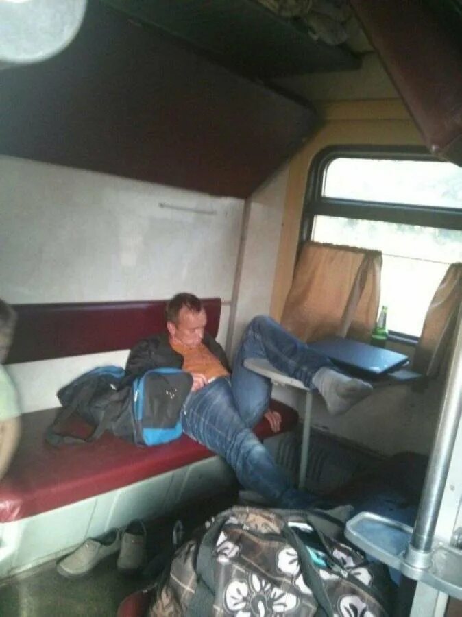 Пьяные вахтовики. Вонючий плацкарт. Пьяные вахтовики. Вагон поезда полиция. Задержание в аэропорту.