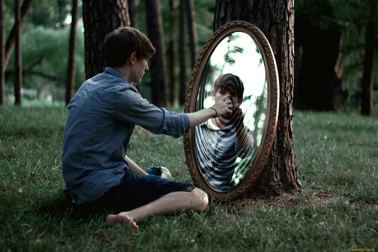 Отражение тема дня. Отражение в зеркале. Человек в зеркале. Фотосет с зеркалом. Отражение человека в зеркале.