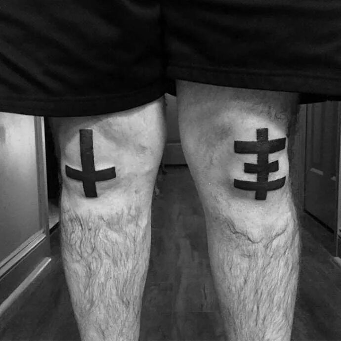 Что значит тату на колене. Тату крест. Тату черный крест. Тату кресты на коленях.