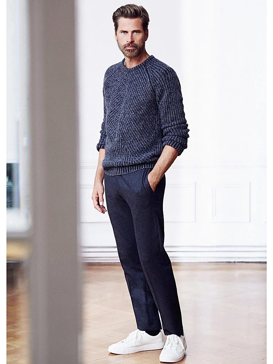 Джемпер с брюками мужские. Брюки с водолазкоймужчкие. Брюки и джемпер. Джемпер с брюками. Водолазка и штаны мужские.