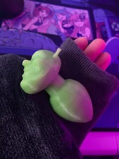 Veibae : forgot to show off my shrek buttplug 🥺 * TwiCopy