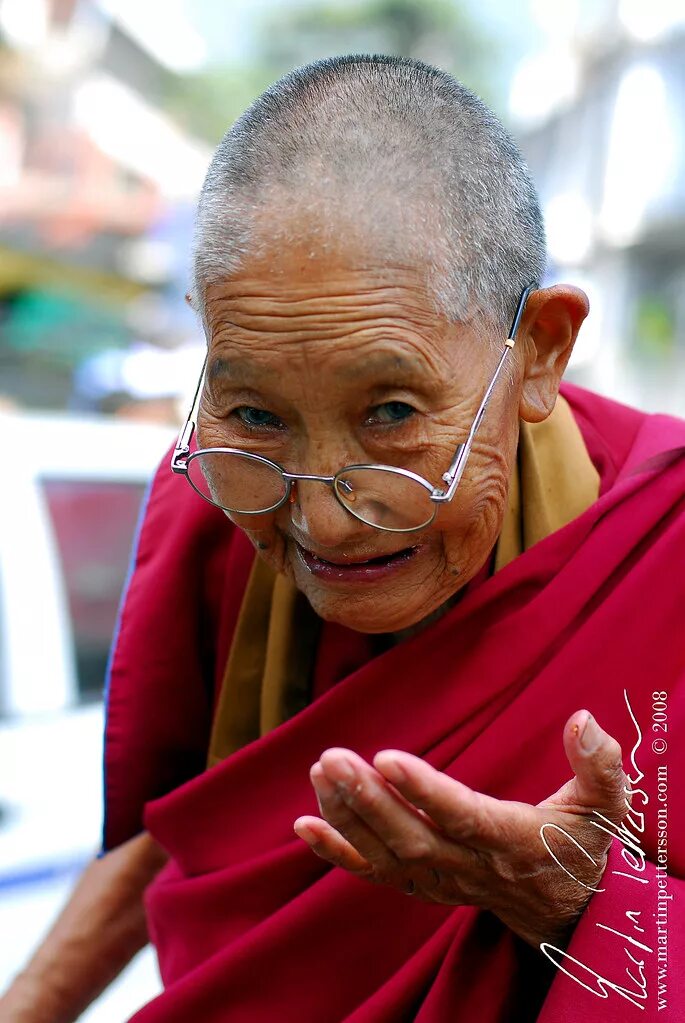 Монах долгожитель. Тибетский монах долгожитель. Буддистская бабушка. Буддисты в престарелом возрасте.
