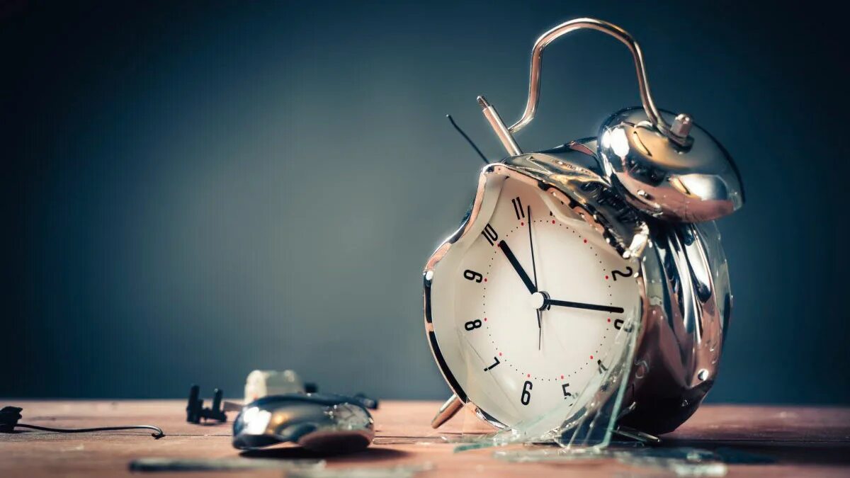 Разломанный будильник. Будильник сломался. Разбитые часы. Будильники разбитые. Старый металлический будильник.