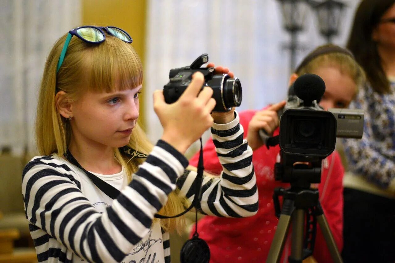 Школа журналистики. Молодая журналистка. Ребенок с видеокамерой. Детская журналистика. Подросток журналист.