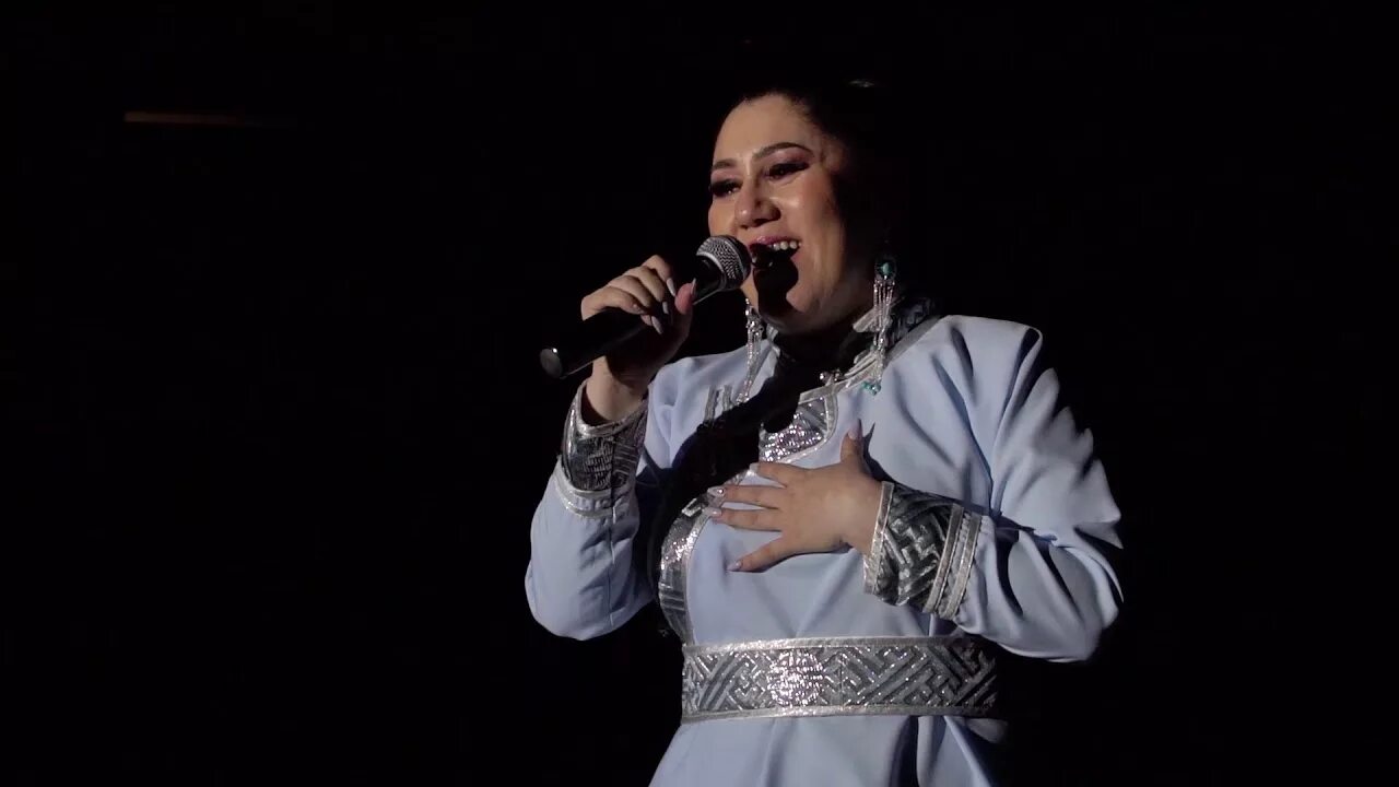 Певица певица борбана баржай. Борбаанай баржай. Борбаана баржай чангыс борбак. Певица певица борбана баржай. Борбаана баржай портрет.