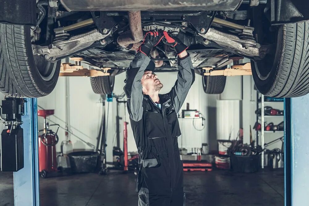 Механик с 6 руками. Автослесарь. Сотрудники автосервиса. Major repairs. Major repairs.