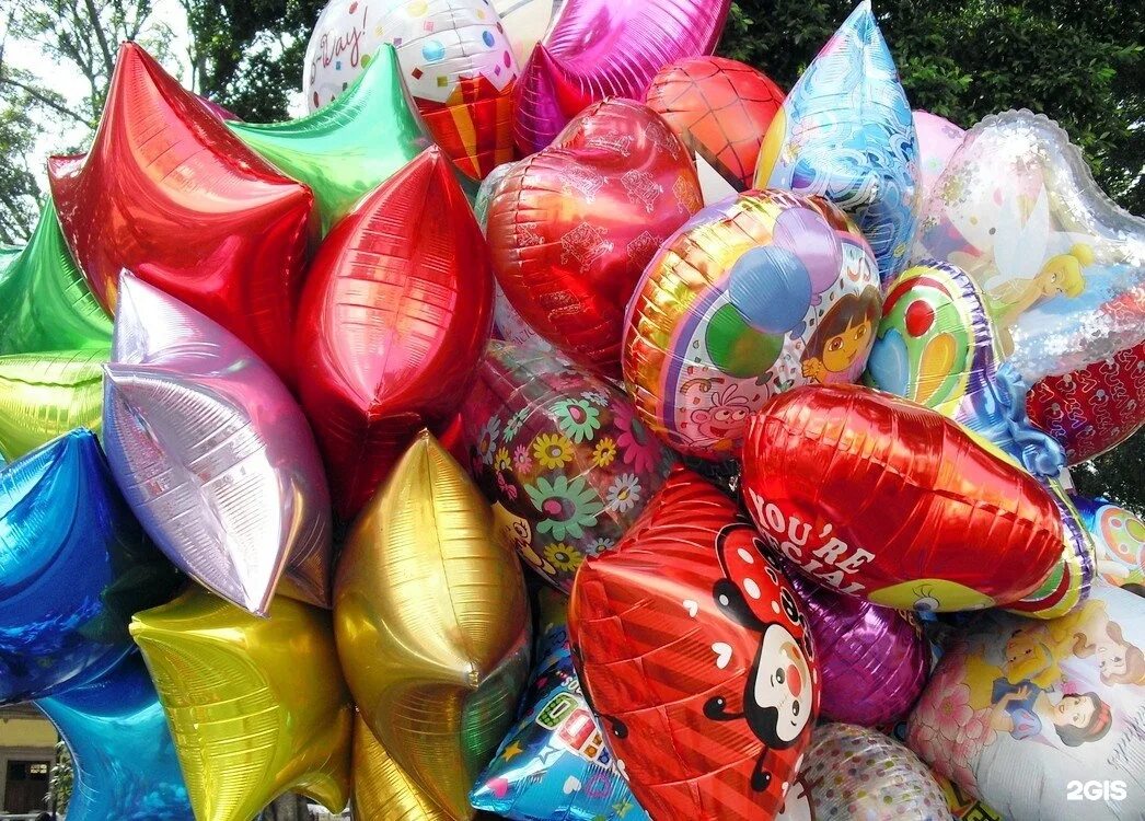 Покупка шаров. Воздушный шарик. Шарики надутые гелием. Ассортимент воздушных шаров. Фольгированные шары много.