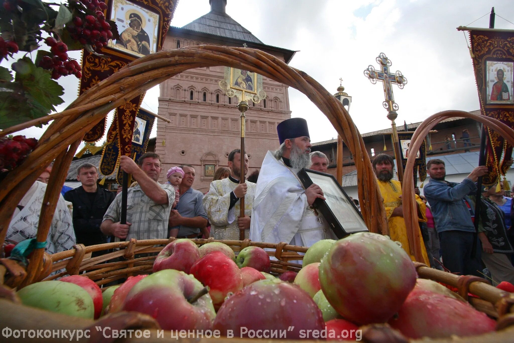 Преображение Господне освящение яблок. Яблочный спас в церкви. Яблочный спас Болхов. Освященное яблоко.