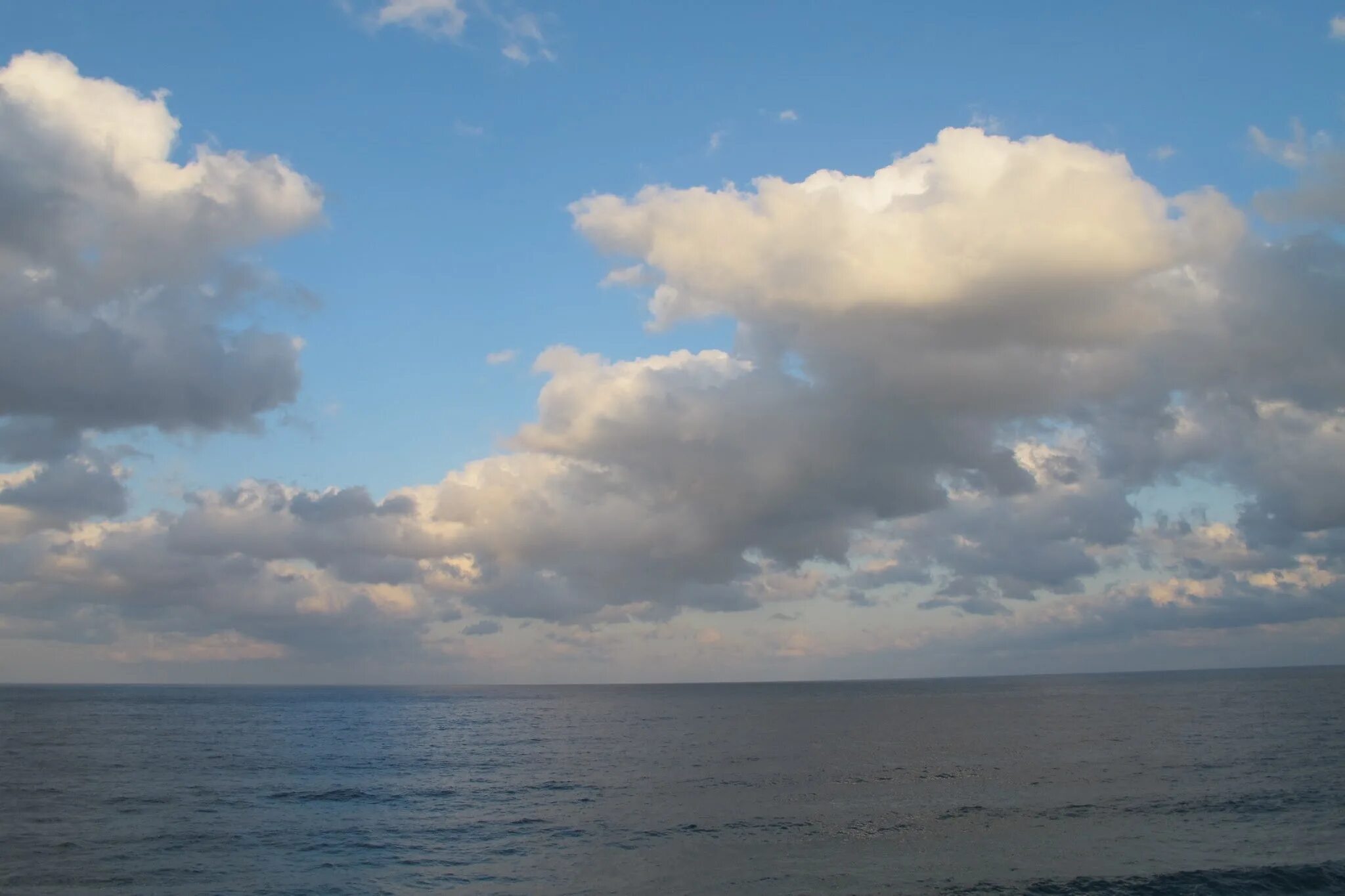 Облака над морем. Кучевые облака над морем. Море облаков. Облака на горизонте.