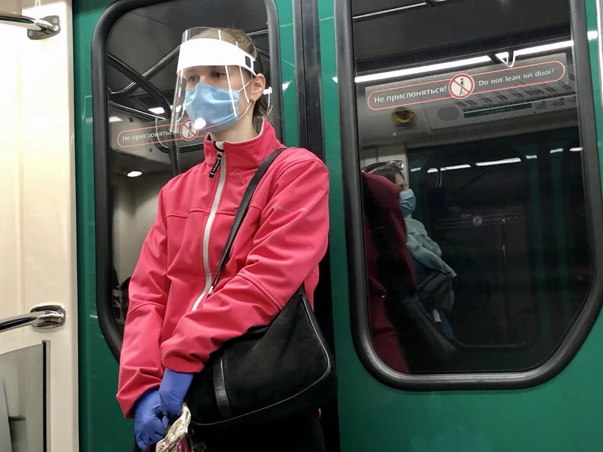 В санкт петербурге ввели масочный режим. Масочный режим в петербургском метро. маски в питерском метро. масочный режим в метро. люди в масках в питерском метро.