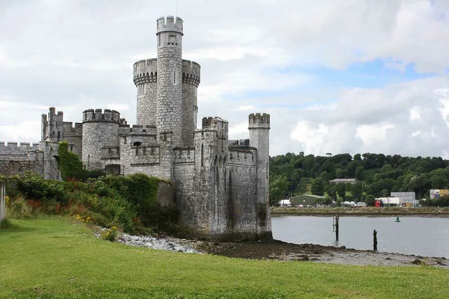 Замок Стюарт Ирландия. Ирландия замок Кэйр музей. Замок Dromaneen Ирландия графство Корк. Замок Блэкрок Ирландия с высоты. Окрестности замка