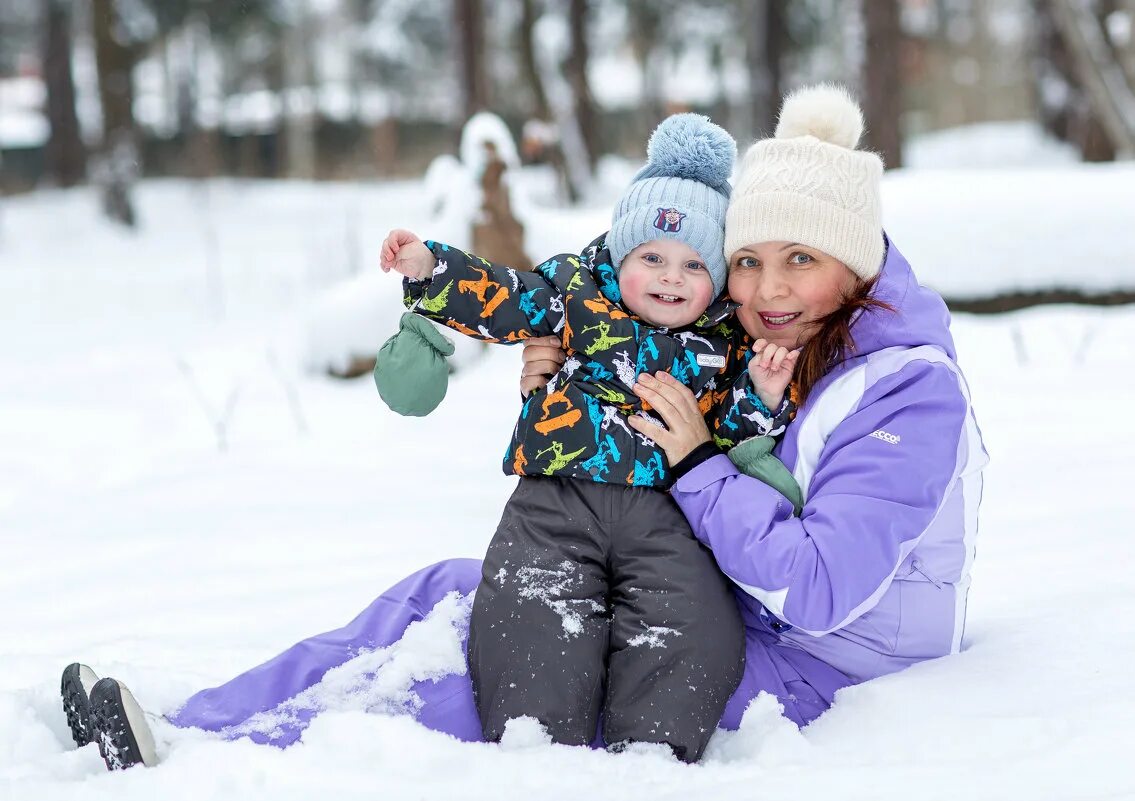 зима для детей. зимняя прогулка фотосессия. зимняя семейная фотосессия. в феврале семьи с детьми. фотосессия зимой на улице семья.