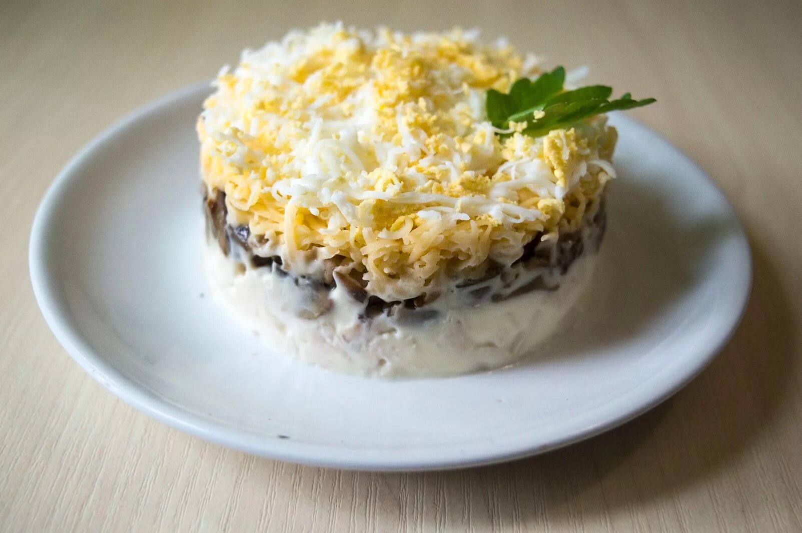 Салат нежность с курицей и черносливом. Салат Курочка Ряба классический. Салат нежность с ветчиной. Слоеный салат неженка