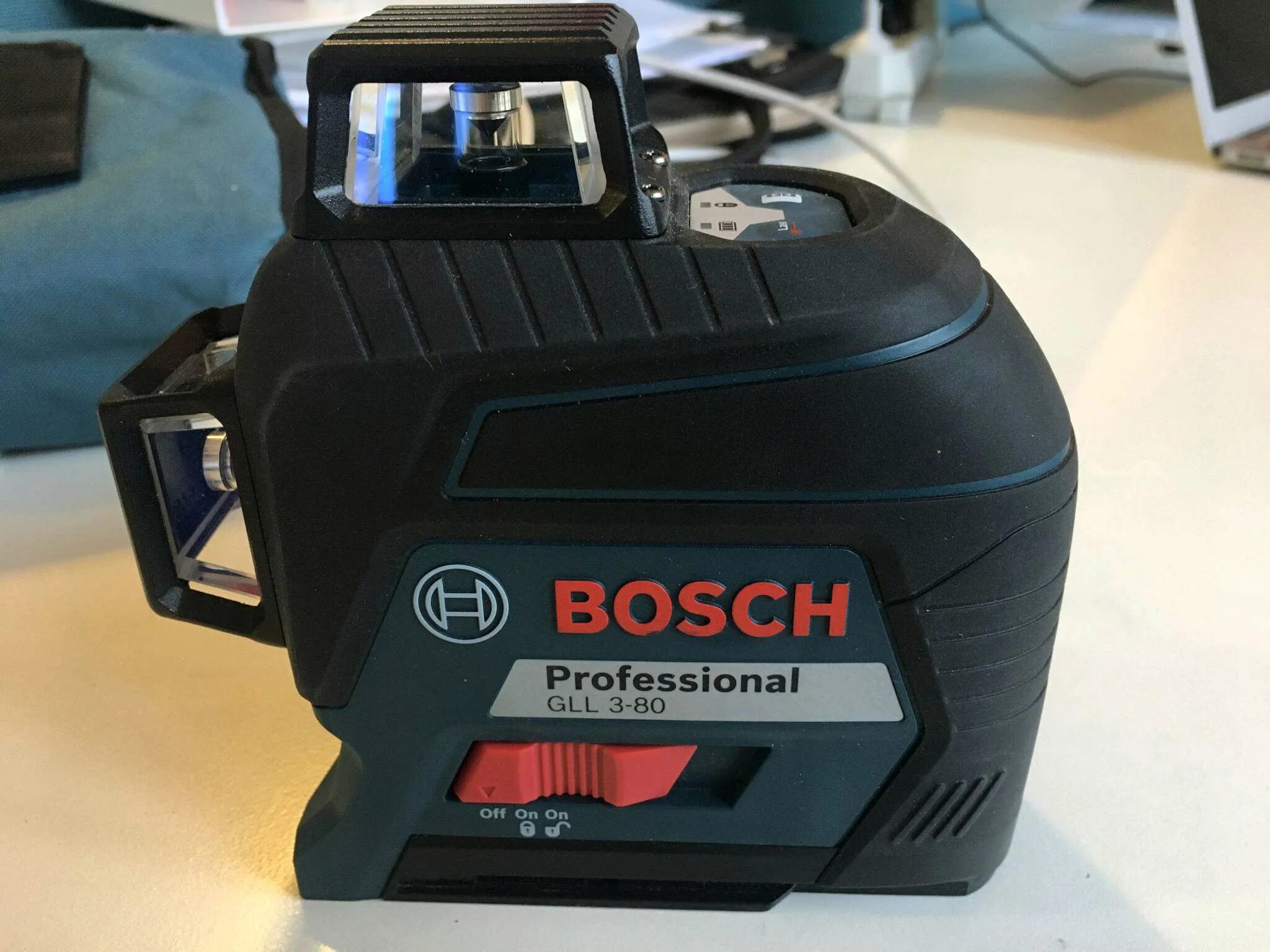 Нивелир лазерный Bosch GLL 3-80. Лазерный нивелир бош GLL 3-80 профессионал. Bosch лазер GLL 80. Уровень бош GLL 3-80.