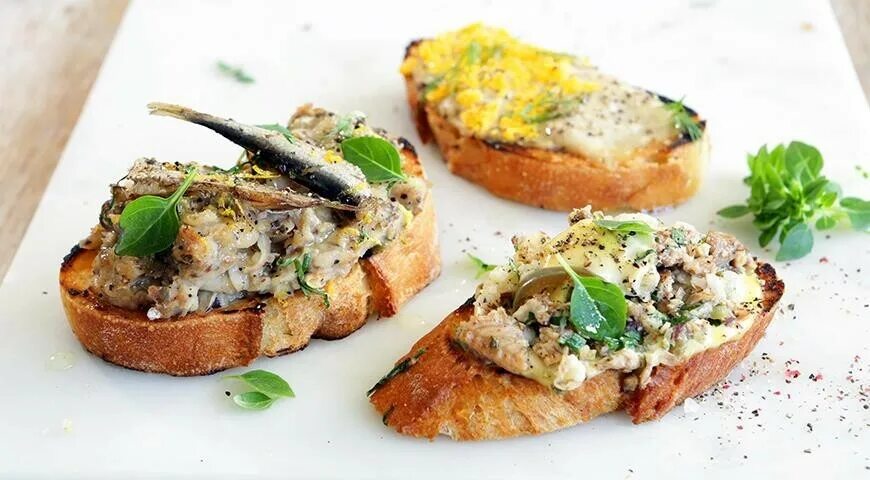 Брускетты со шпротами. Брускетта со шпротом. Брускетта со шпротами. Брускетта со шпротом. Брускетты со шпротами.