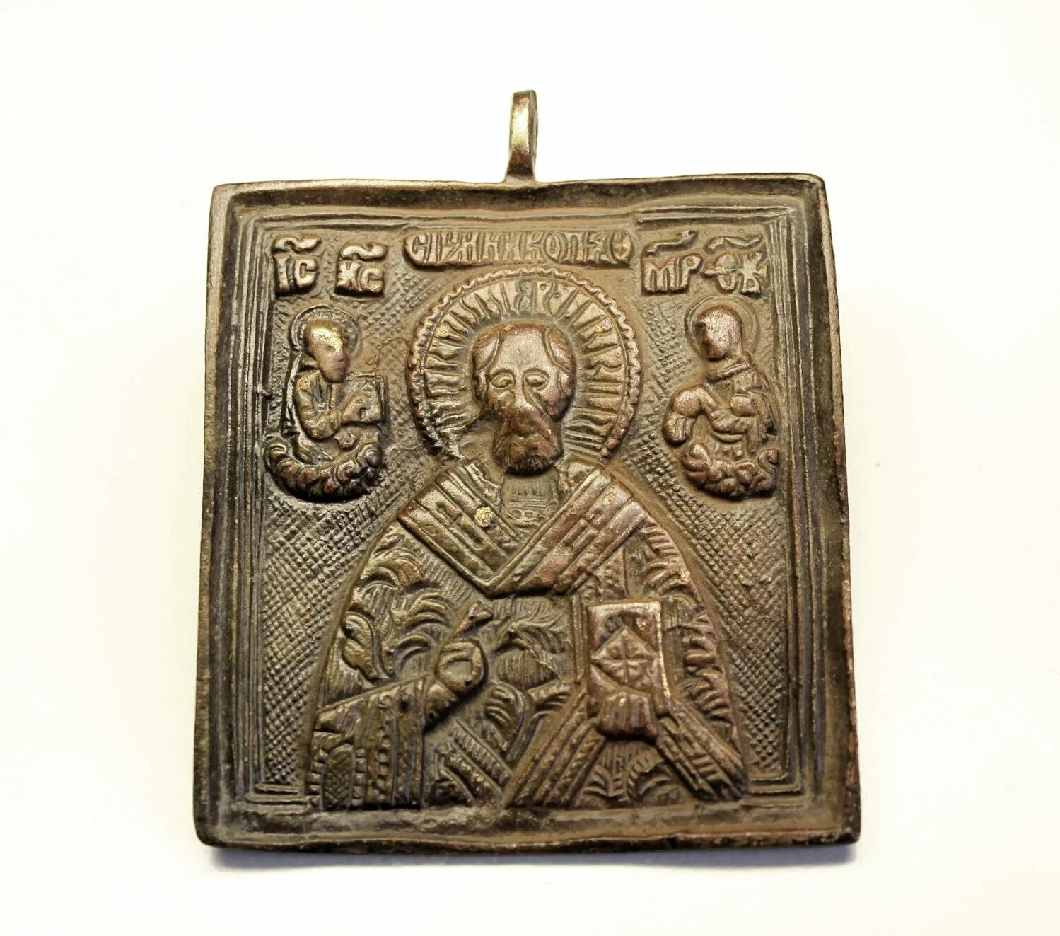 Меднолит каталог иконок. Медная икона николай чудотворец меднолит. Одигитрия медная икона. Древнее распятие с предстоящими каменный рельеф. Складень матрона меднолит.