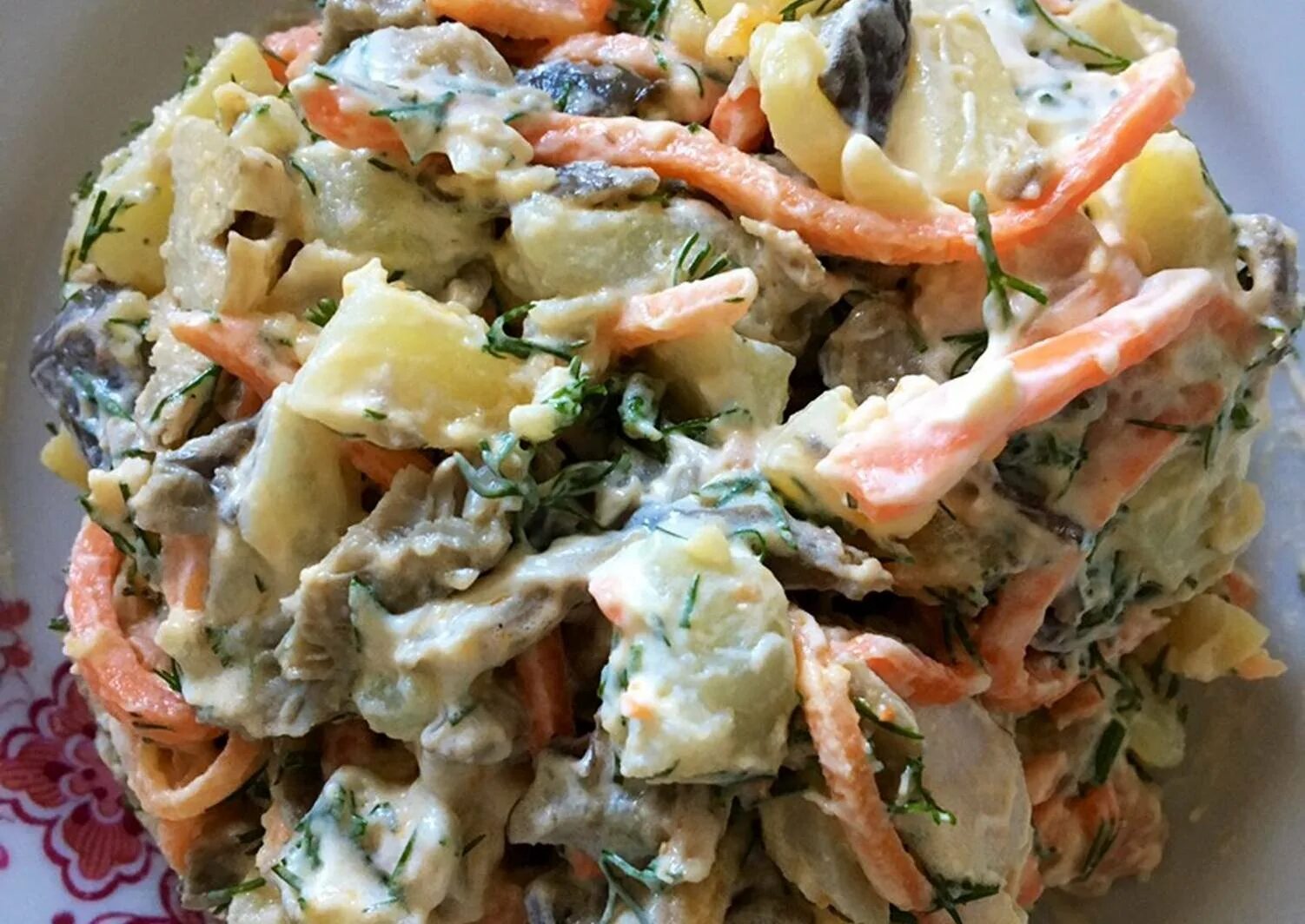 Салат морковка с копченой курицей рецепт. Салат с морковью по-корейски и копченой курицей. Салат из копчёной курицы с корейской морковкой и огурцом. Салат с копчёной курицей и грибами. Салат с корейской морковкой и копченой курицей.