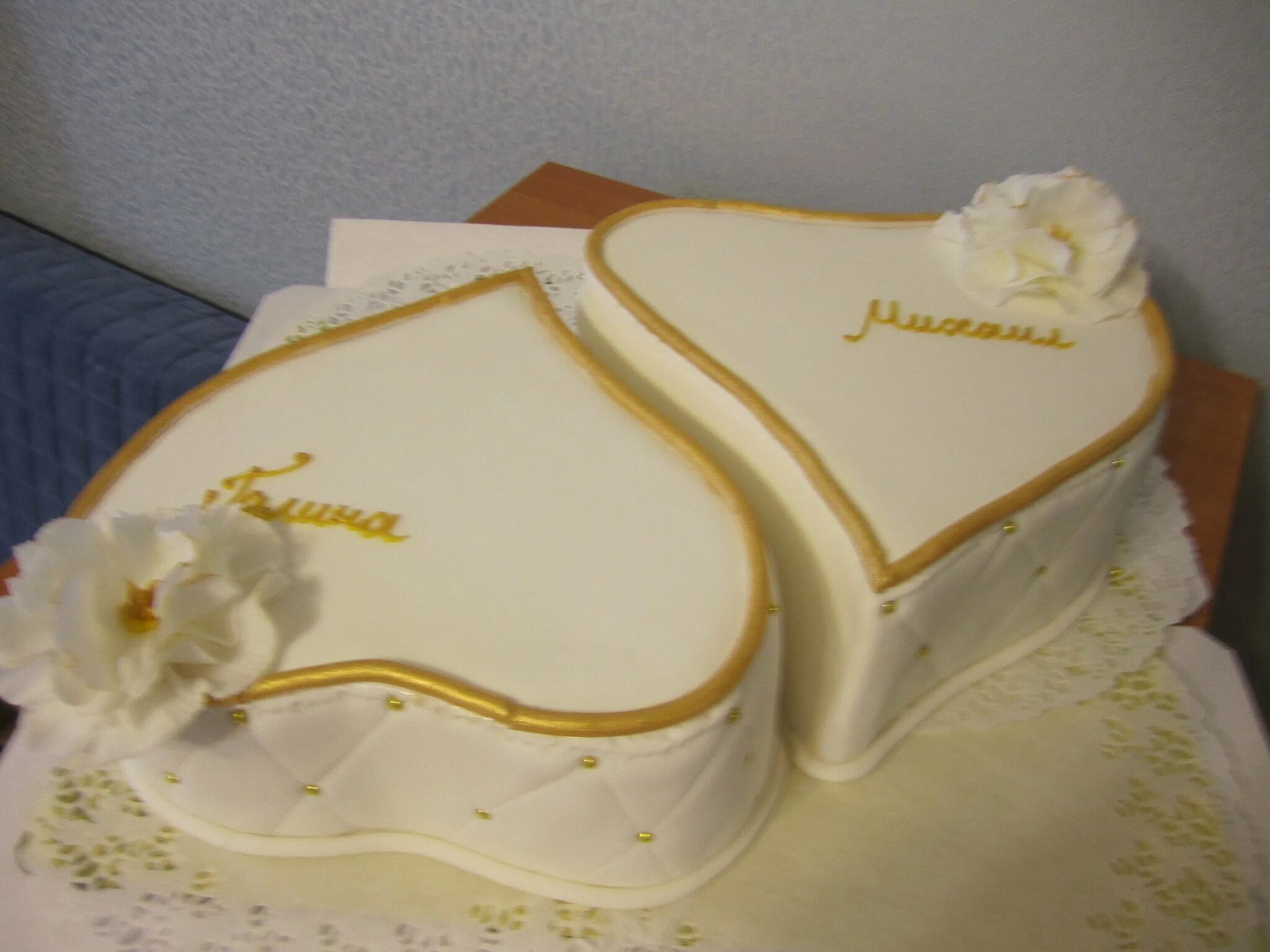 Свадебные торты в виде двух сердец. Торт два сердца на свадьбу. Торт 2 сердца. Торт в виде сердца на свадьбу. Торт два сердца соединенные.