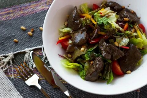 Салат с печенью и овощами