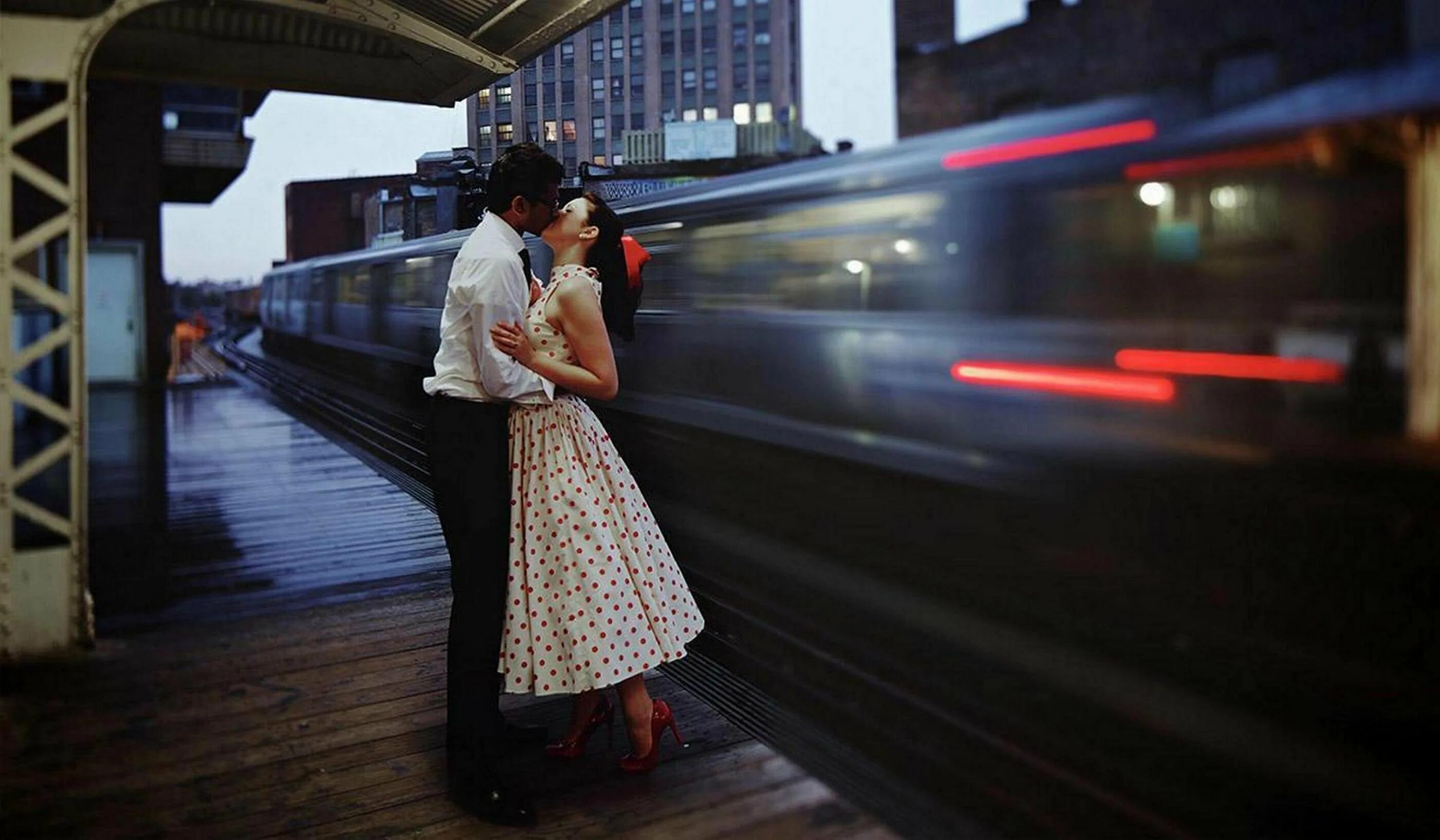 Прощание вечером. Пара на вокзале. Поцелуй на вокзале. Парень и девушка на вокзале. Поцелуй на перроне.