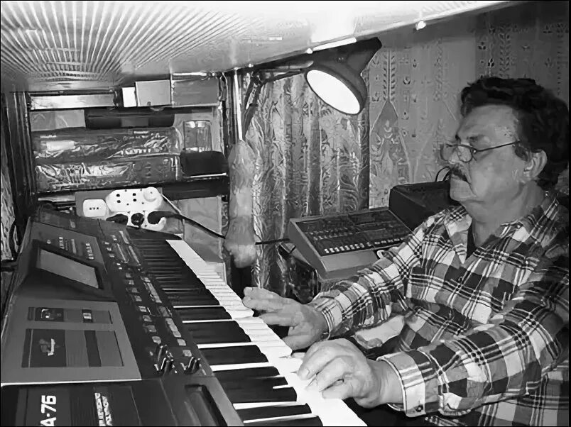 Мезенцев песни. Мезенцев песни. Мезенцев блоггер. Мезенцев песни. Мезенцев песни.