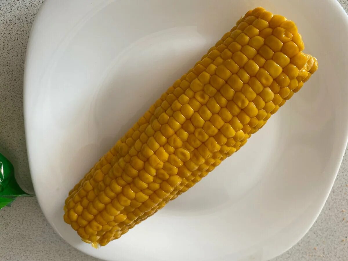Кукуруза доле. Вареная кукуруза. Вареная кукуруза на тарелке. Кукуруза вид сверху. Кукуруза горкой.